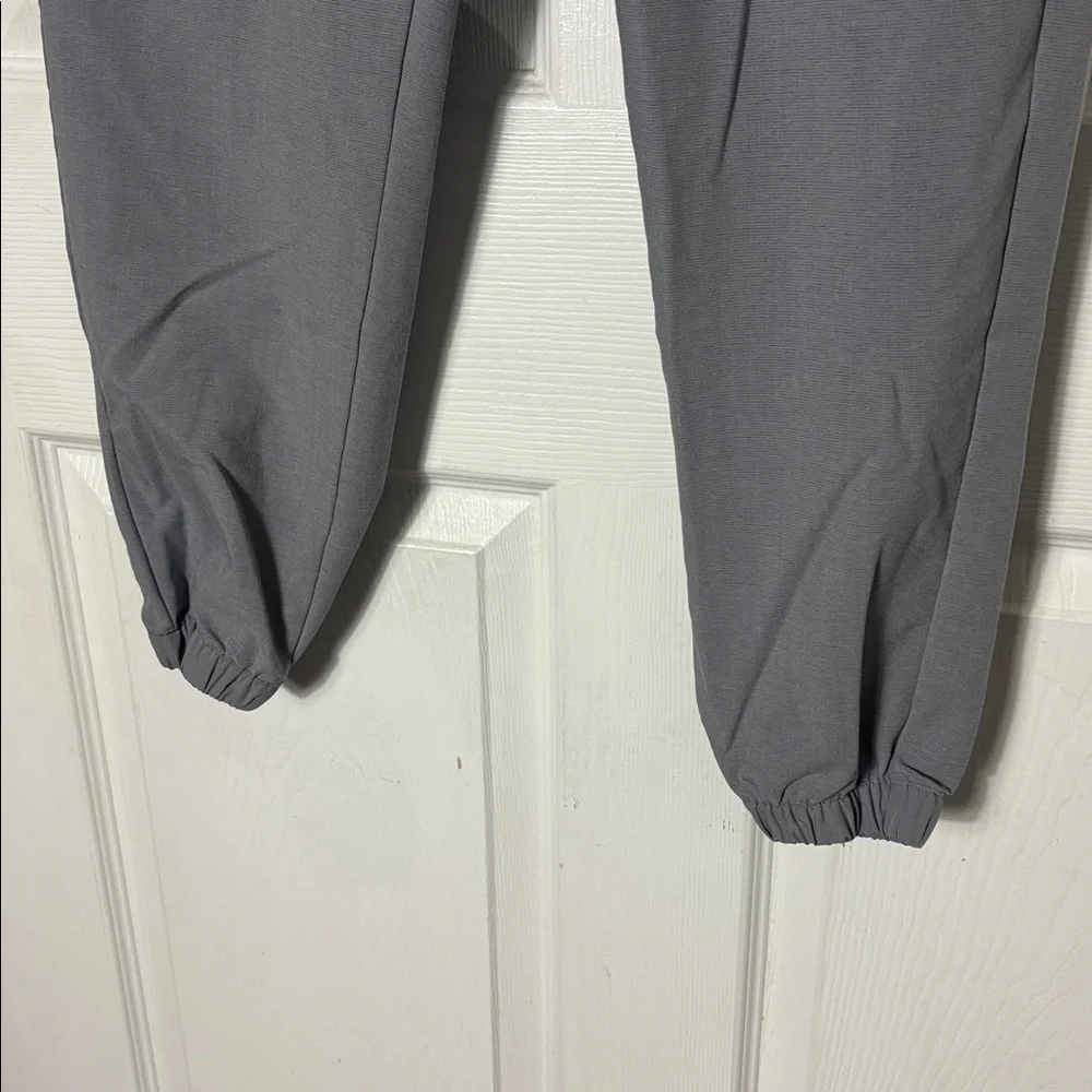 FIGS Men's Gray 21‑Pocket Cargo Scrub Pants Size Small Button Front pull on